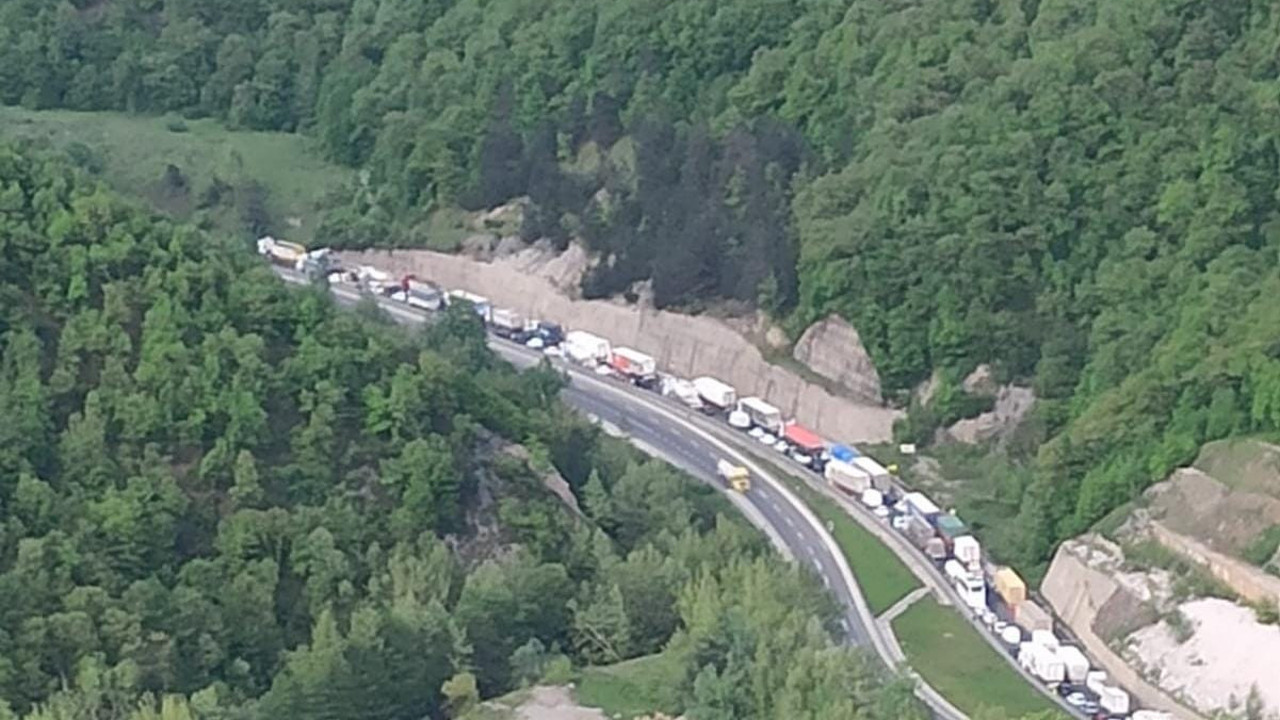 Kontrolden çıkan TIR kanala devrildi. Bursa- Ankara yolunda trafik kilitlendi