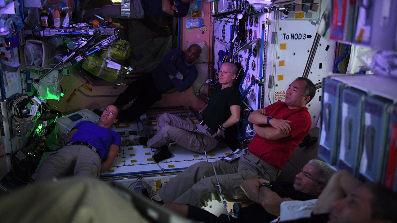 NASA astronotundan herkesin merak ettiği soruya fotoğraflı yanıt