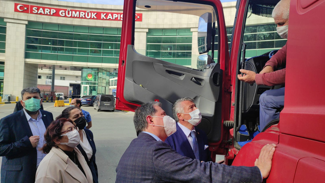 İYİ Parti'den kuyrukta bekleyen TIR şoförlerine ziyaret