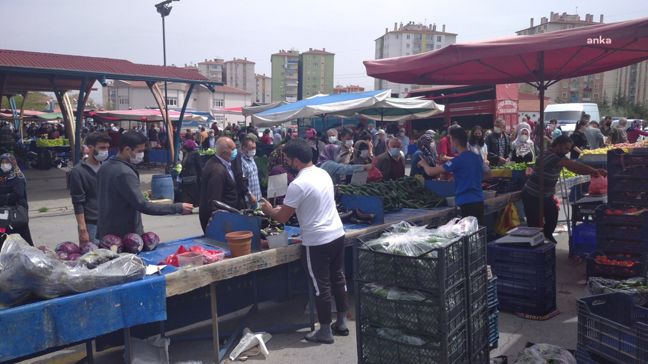 Karpuz da dilim dilim satılınca pazarcı da vatandaş da isyan etti: Tayyipçiyim bundan sonra oy yok
