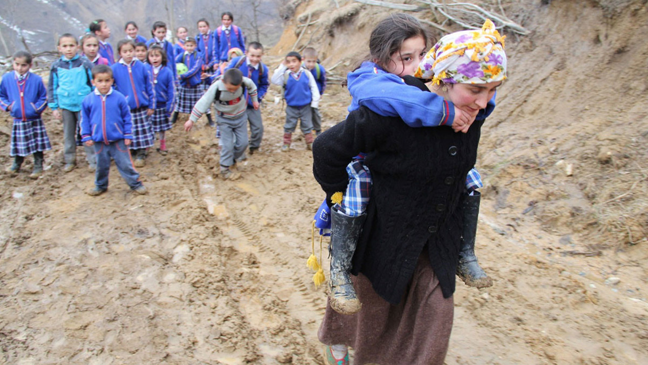 Dünyanın en fedakar anneleri Anadolu kadınının anneler günü kutlu olsun