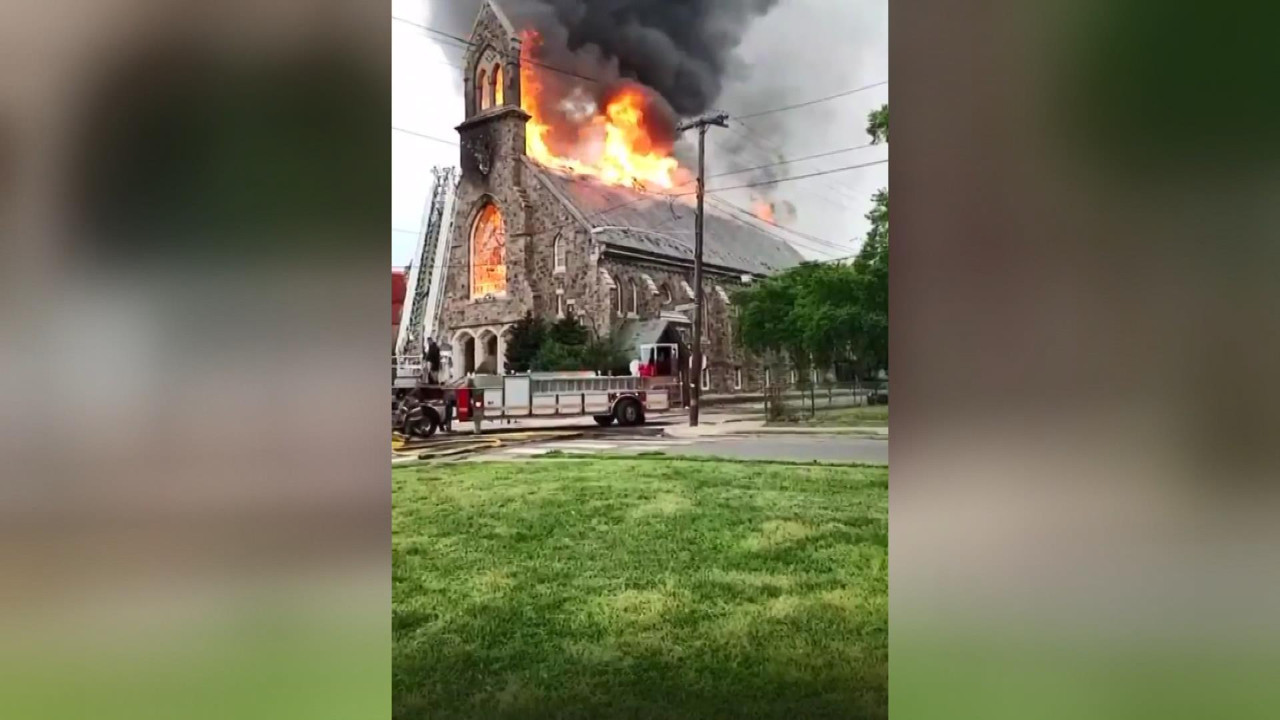 Tarihi kilise alev alev