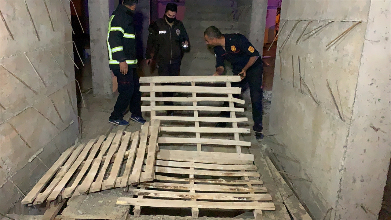 Ailece asansör boşluğuna düştüler