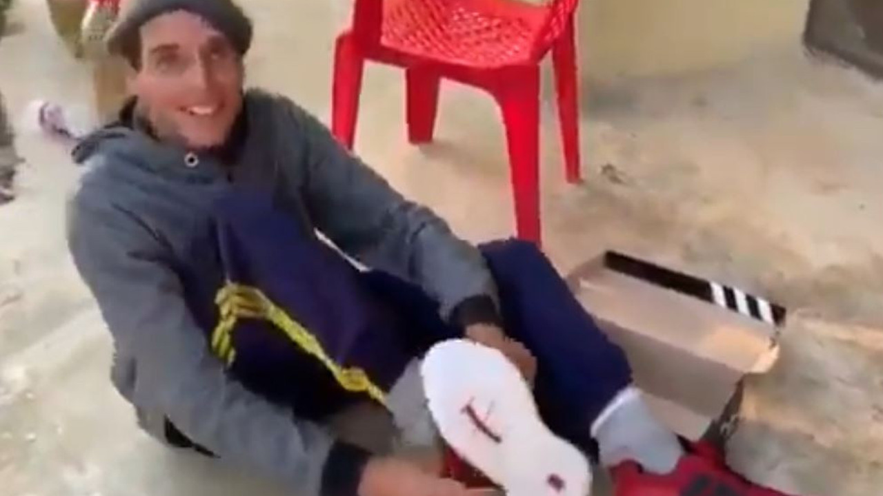 Ayakkabı hediye edilen engelli gencin sevinci. Bir çocuğu sevindirmek dünyayı sevindirmektir