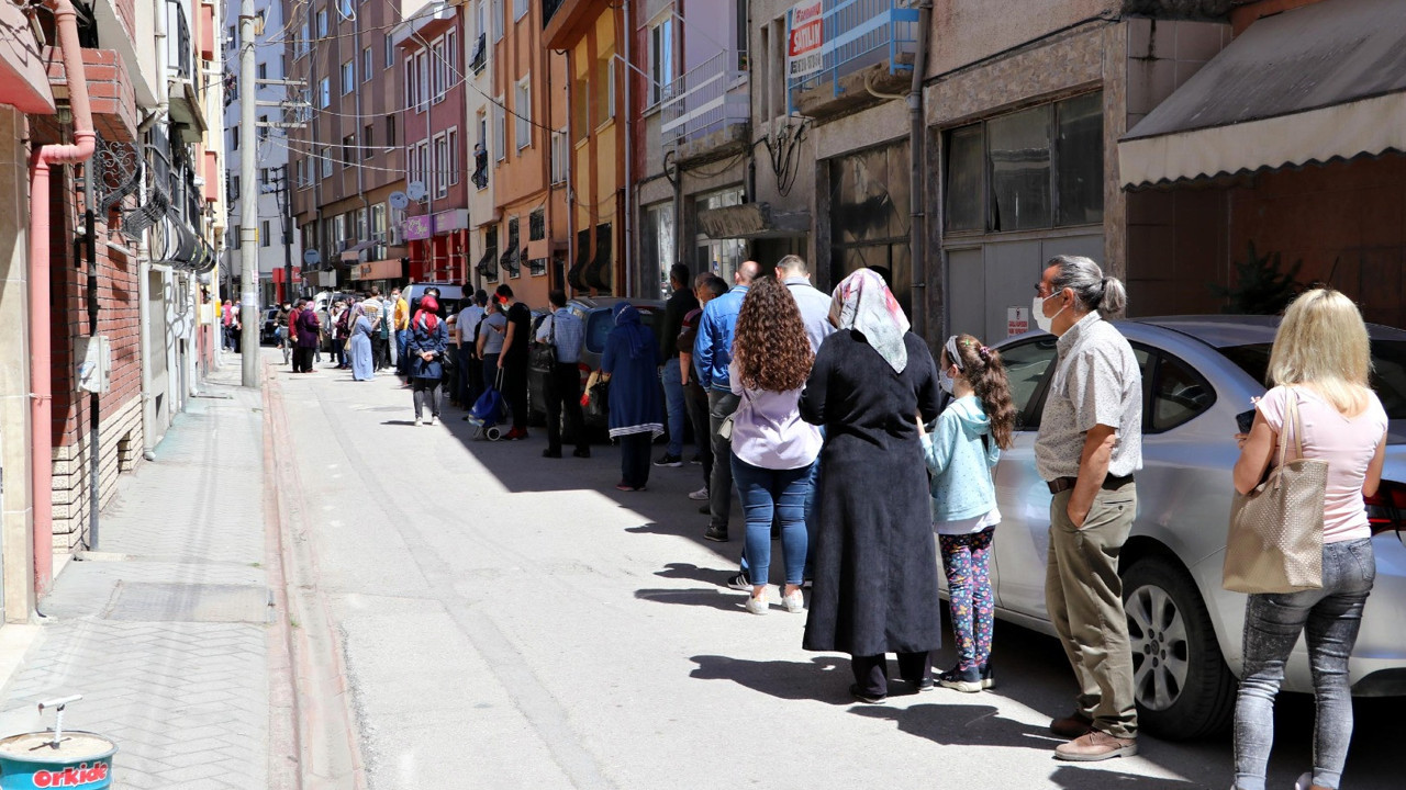 Ucuz baklava korona korkusunu bastırdı. Sahur vakti kuyruğa girdiler