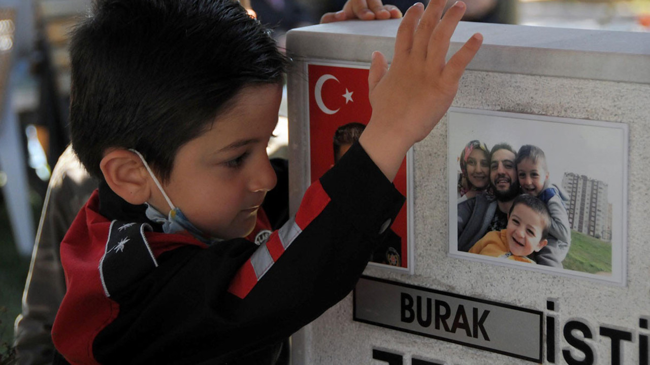 Şehitlikte hüzünlü bayramlaşma (12 Mayıs 2021)