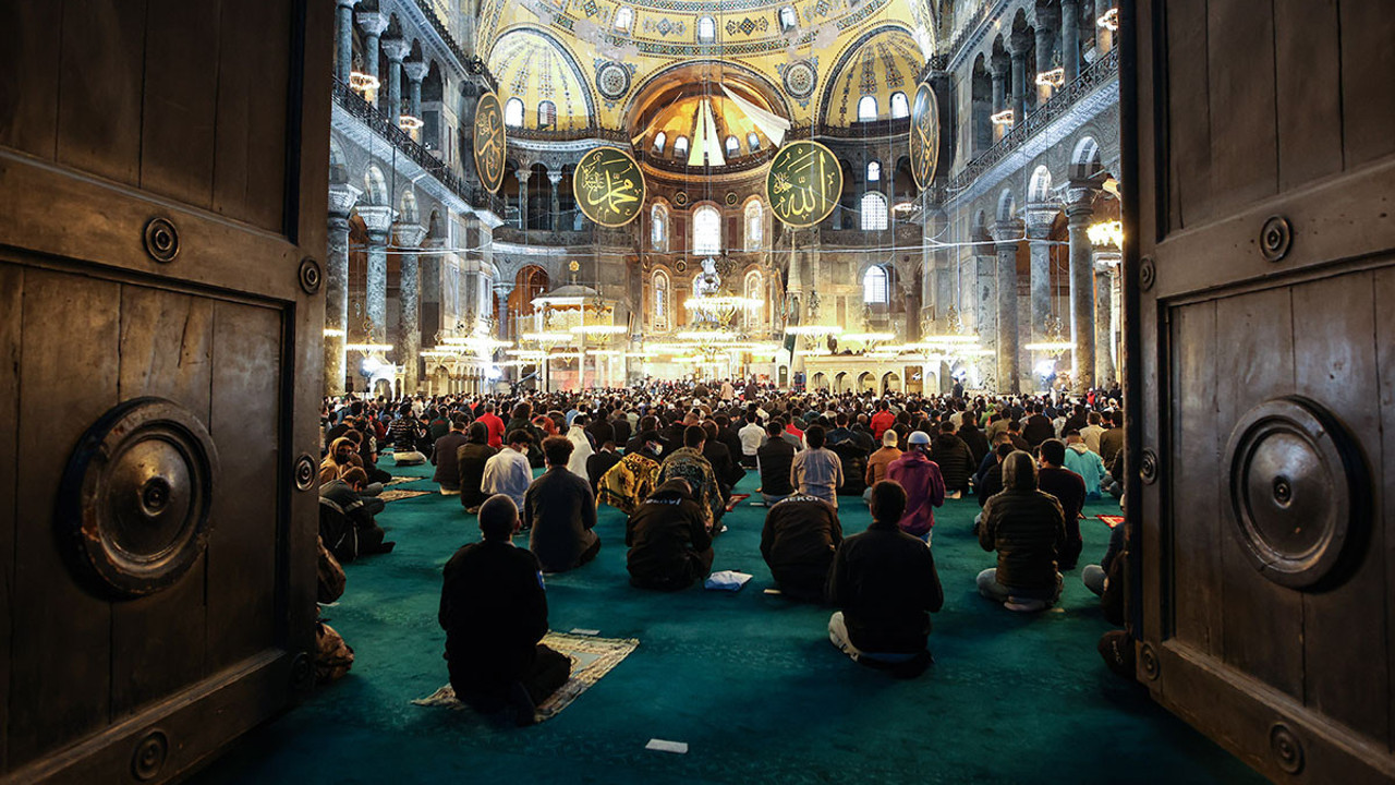 Ayasofya’da 87 yıl sonra ilk bayramı namazı kılındı