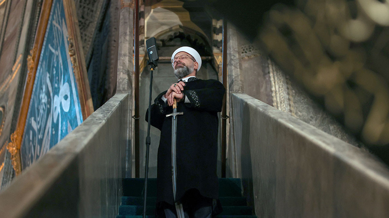 Bir kılıçlı fotoğraf daha. Diyanet İşleri Başkanı Erbaş Ayasofya’da minbere kılıçla çıktı