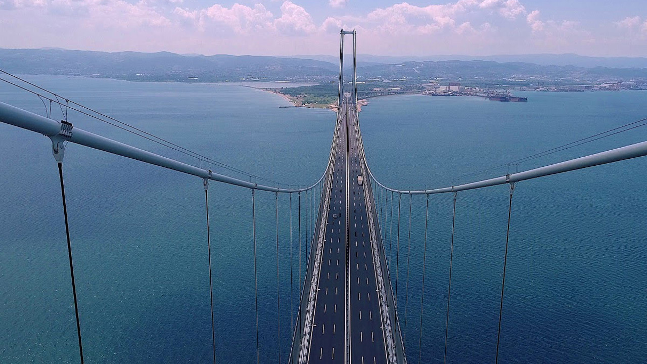 Bayramı iktidarın gözde müteahhitleri yaptı. Boş kalan köprü ve yollar için vatandaşın cebinden dakikada küçük bir servet çıkıyor