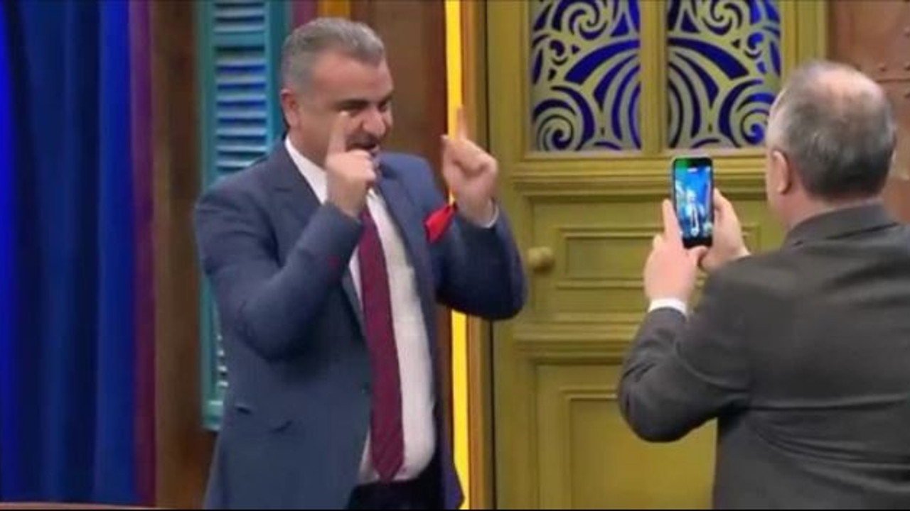 Güldür Güldür’de izleyenleri kırıp geçiren Mustafa Sarıgül skeci. Sarıgül yerden yere vurulduğu skeci böyle yorumladı