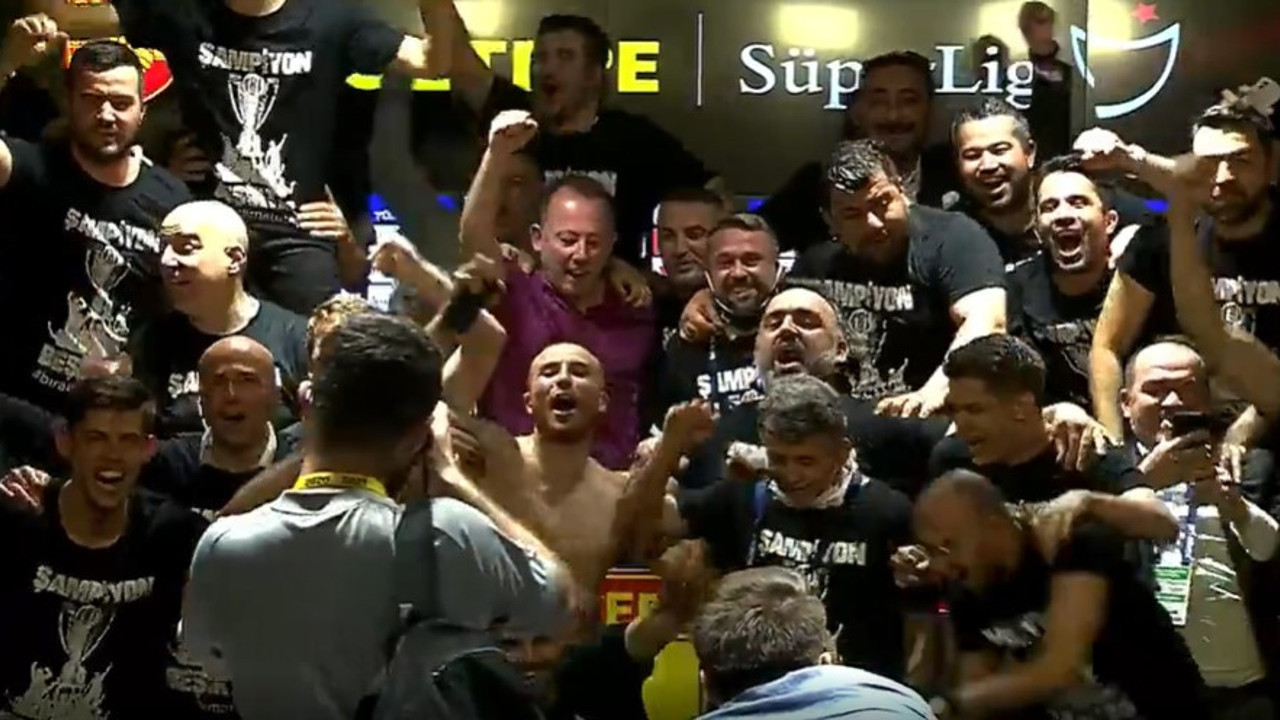 Futbolcular Sergen Yalçın'ın basın toplantısını bastı! Gökhan Töre’nin söylediği marş herkesi coşturdu