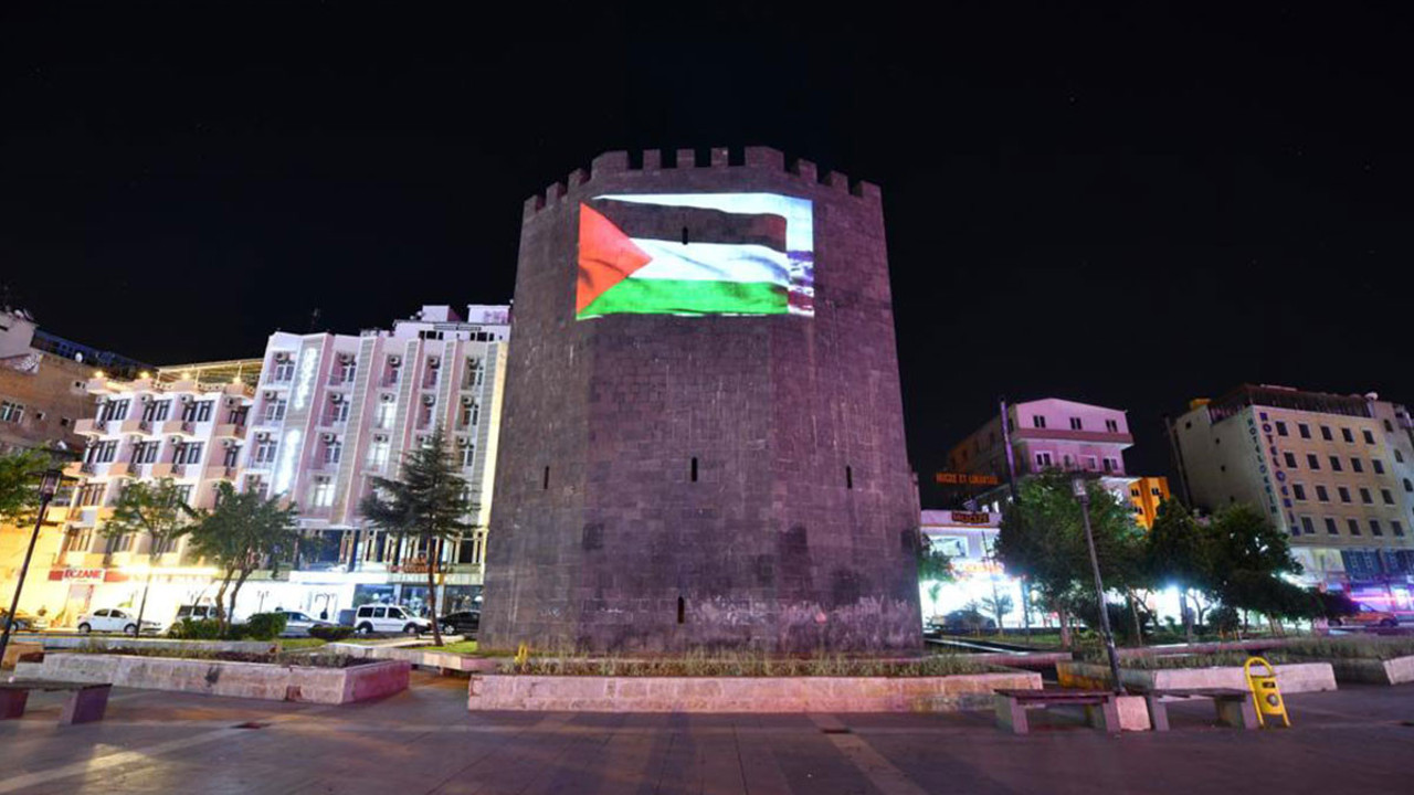 Diyarbakır'ın Ulu Cami’ne Filistin bayrağı yansıtıldı
