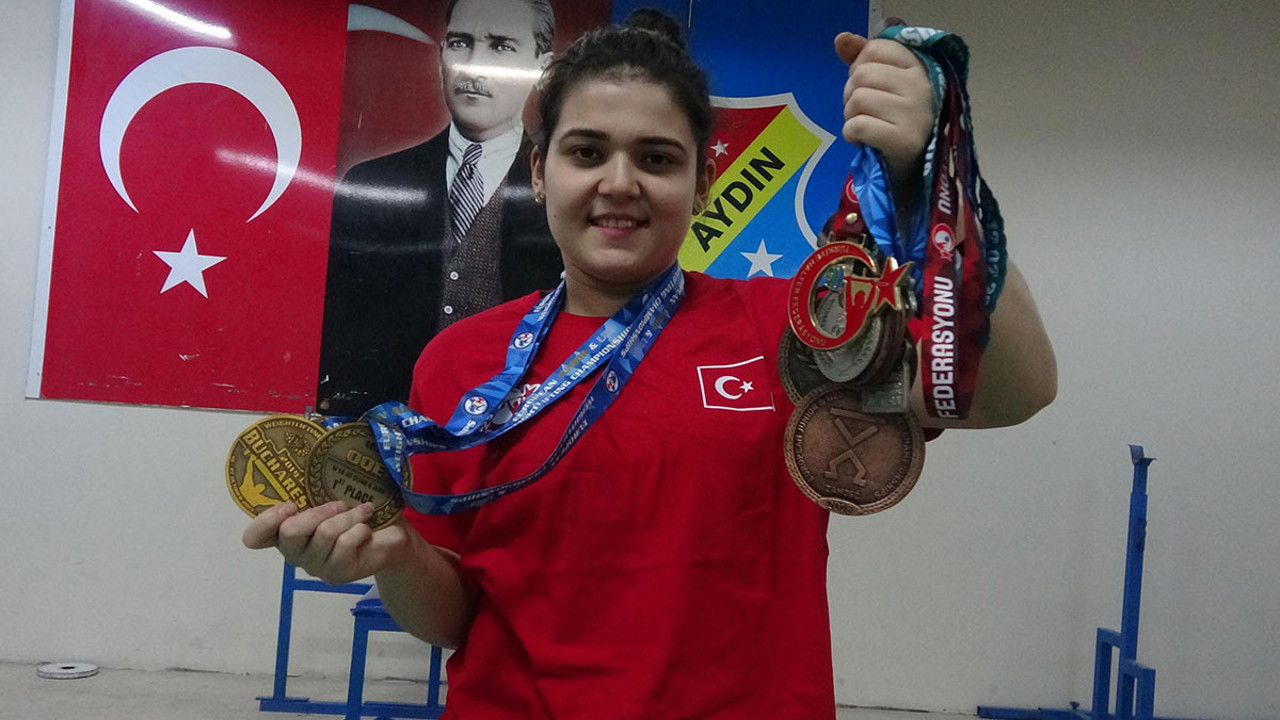 Dünya şampiyonu antrenmanını isminin verildiği salonda yapıyor