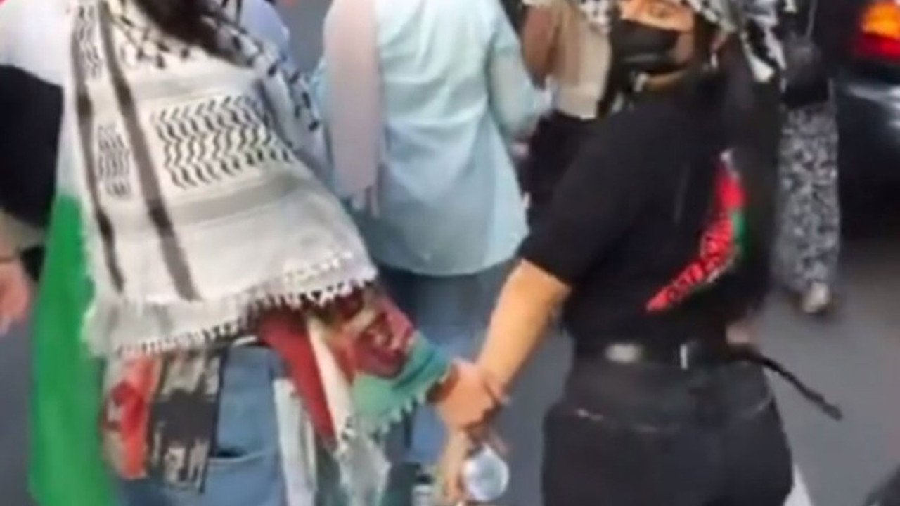 Dünyaca ünlü model Filistin’e özgürlük mitingine katıldı. Sosyal medya hesabından paylaştı