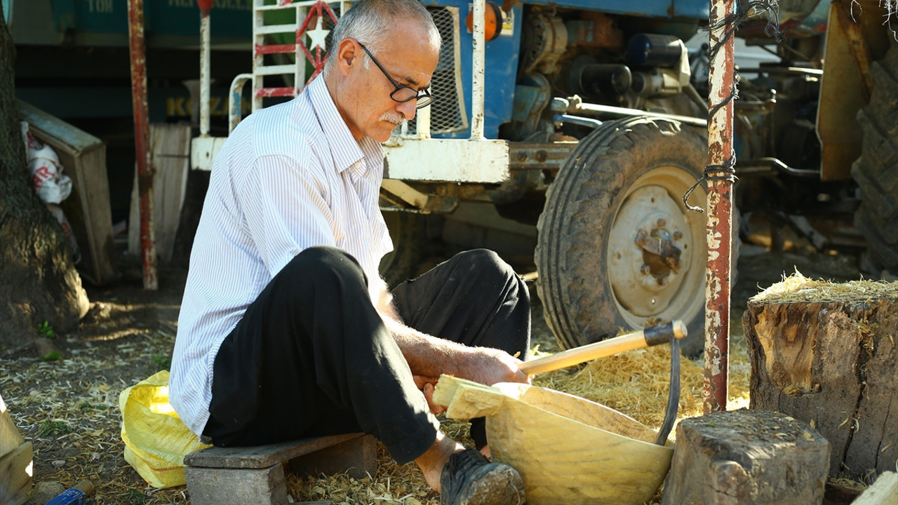 Murat usta 41 yıldır bağlama yapıyor