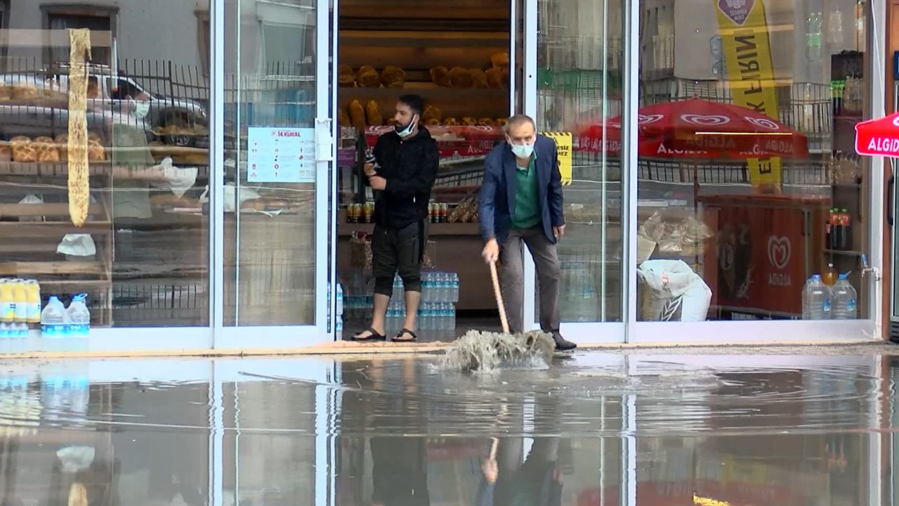 İstanbul'da Mayıs'ta dolu sürprizi. Dere taştı evleri su bastı. Vatandaş hazırlıksız yakalandı