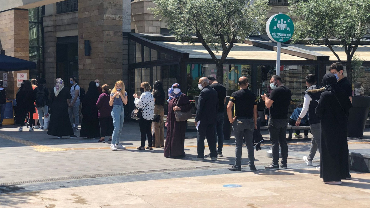 Tam kapanmadan sonra vatandaşlar AVM'ye akın etti. Tıklım tıklım doldurdular