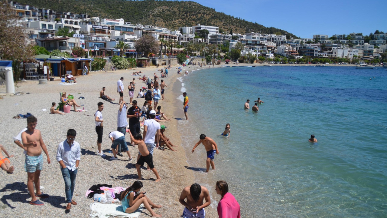 Bodrum'da kıyıları bu sefer Türkler doldurdu. Tam kapanma biter bitmez sahillere akın ettiler