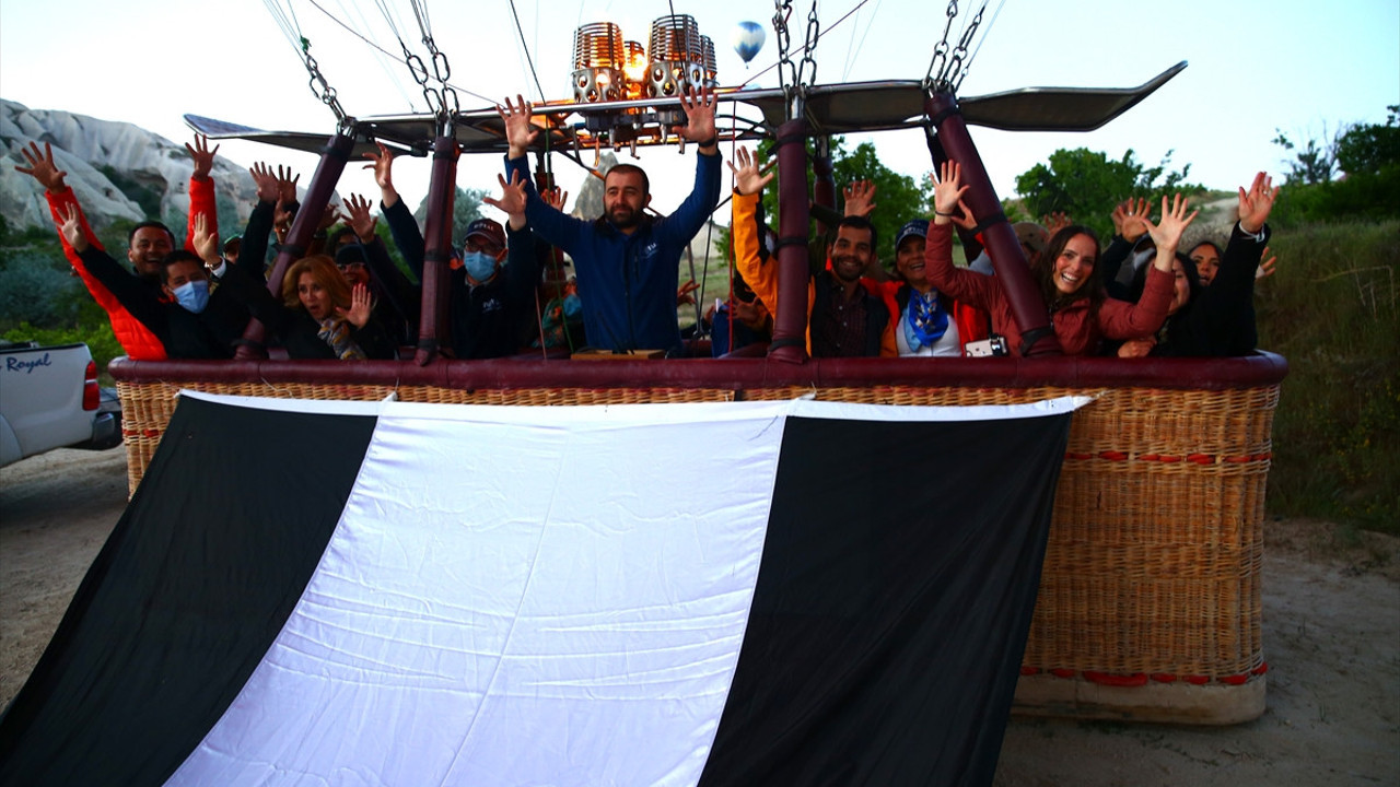 Taraftarlar yeri göğü yeri inletti. Kartal şampiyonluğu gökyüzünde de kutladı