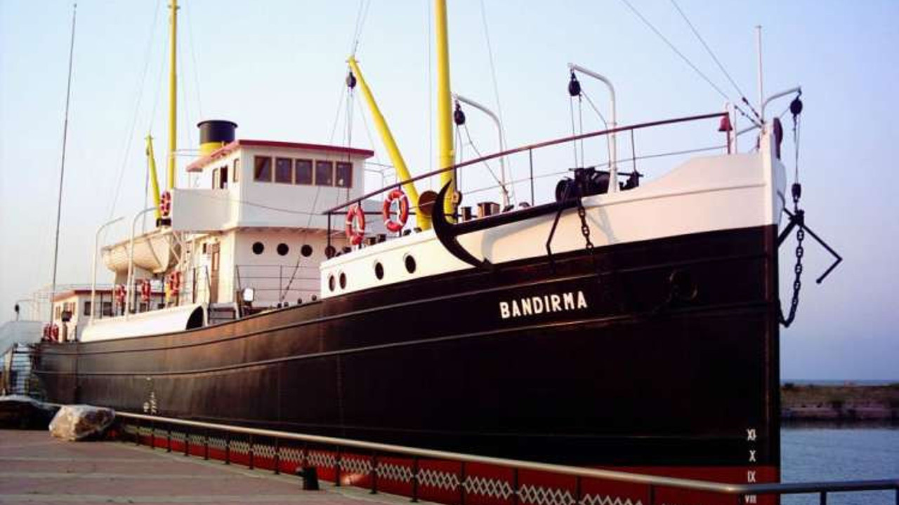 Büyük önder Atatürk ve gemideki 76 kahramanın tek tek ismi. Bu gemiye nasıl sığdınız? Sizi unutanın kalbi kurusun