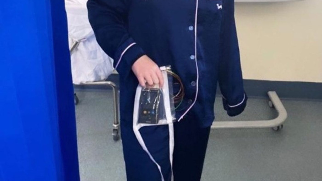 Her şey aşıyı olduktan sonra ortaya çıktı. Dört günde bir kan testi yaptırmak altı ay boyunca antibiyotik kullanmak zorunda