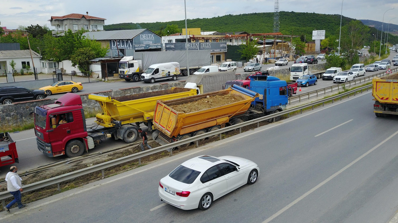 Şile Otoyolu'nda hafriyat kamyonu faciayı önledi. Direksiyonu kırıp bir mucizeyi başardı