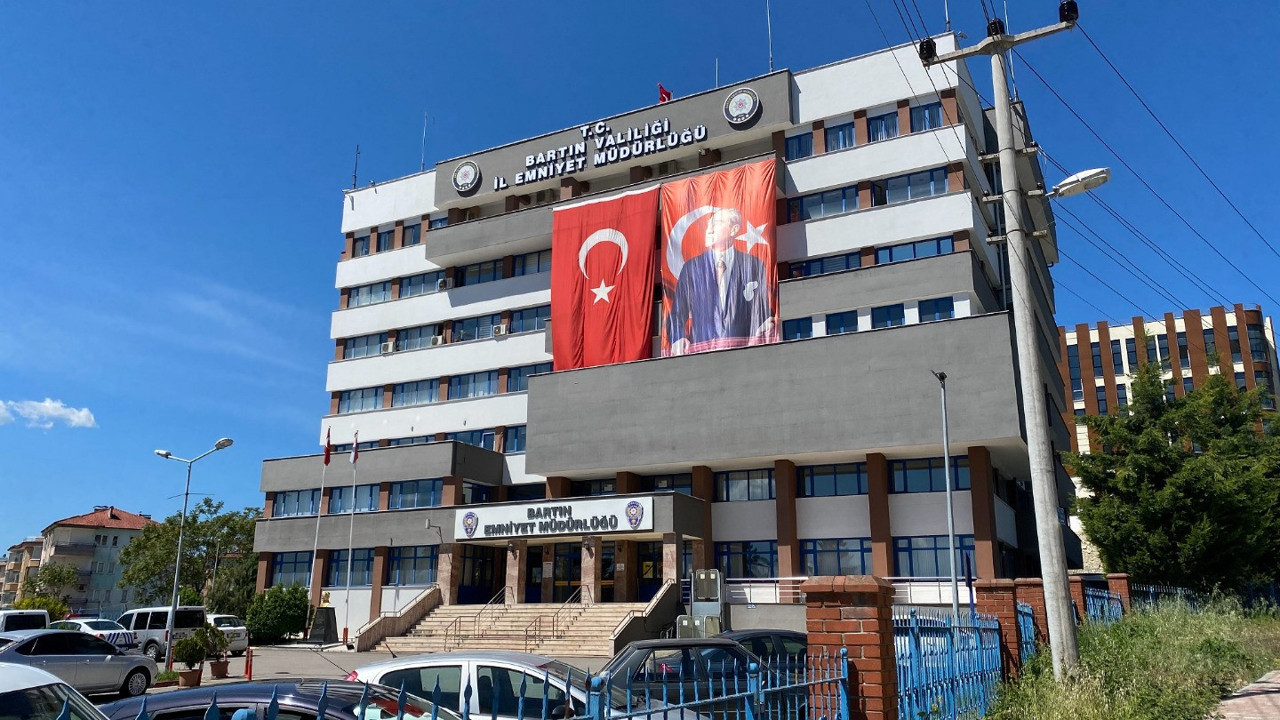 Değer miydi be komiserim. Görevi başında canına kıydı