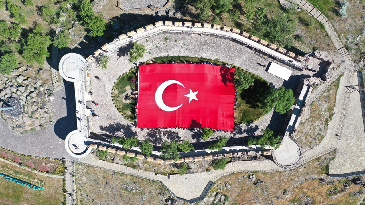 102 gençten tarihi kalede dev Türk bayrağı