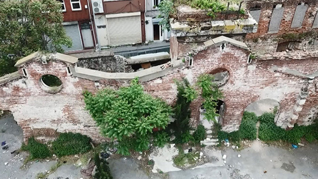 İstanbul'un göbeğindeki tarihi yapıyı talan ettiler. Balyozla duvarları kırıldı. Üç kuruş için demirleri söküldü