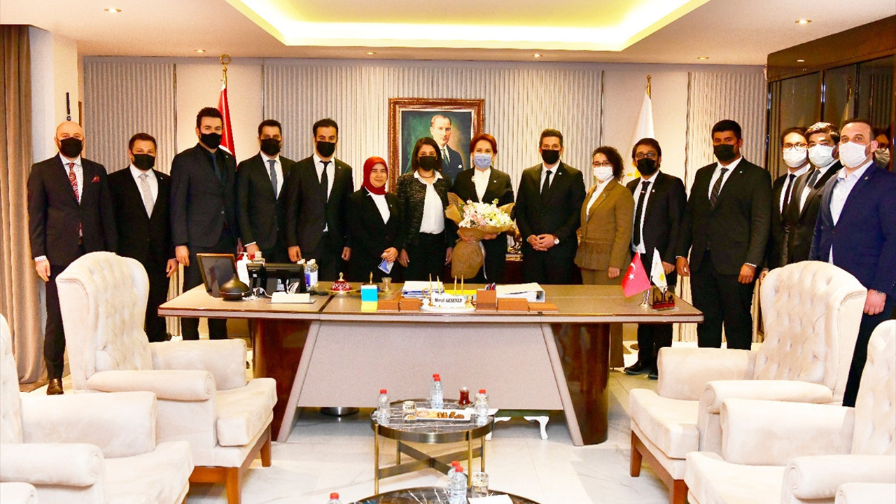 Akşener gençlerle bir araya geldi