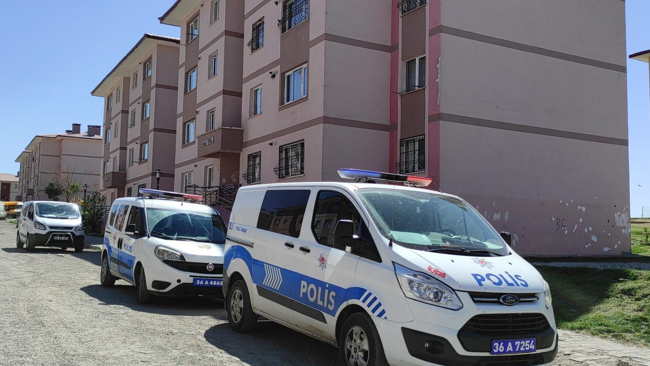 Damadını sırtından defalarca bıçakladı