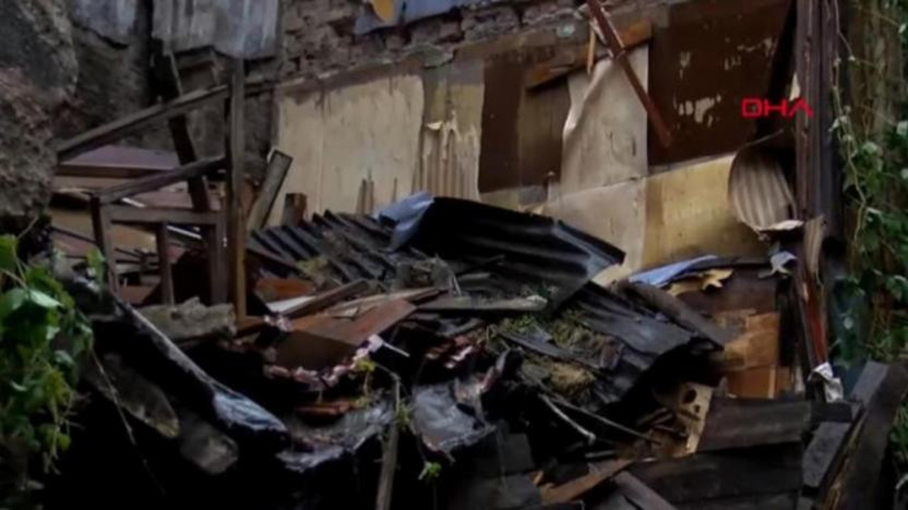 Fatih'te 4 katlı bina çöktü