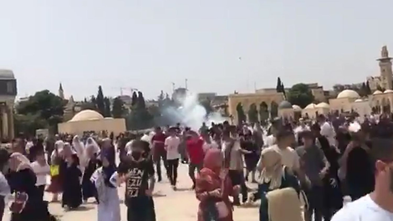 İsrail cuma namazı sonrası Mescd-i Aksa'daki cemaate saldırdı
