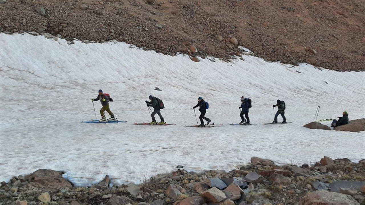 Erciyes’in zirvesinde mayıs ayında kayak keyfi