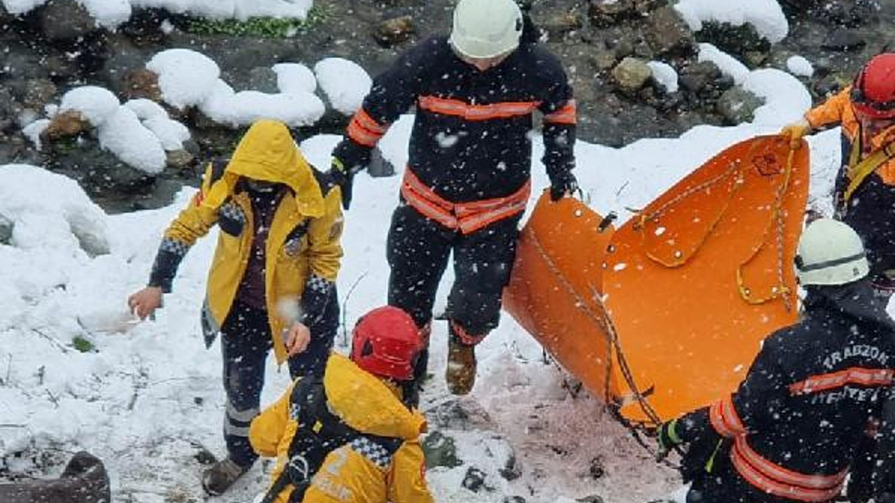 Dereye düşen araçta sürücü öldü, oğlu yaralı