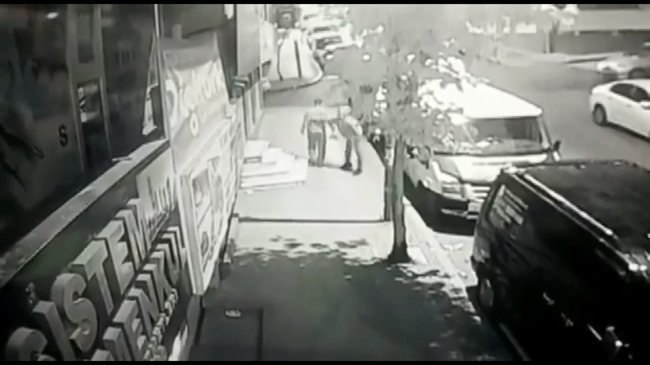 Küçükçekmece'de yoldan geçenleri rastgele bıçakladı