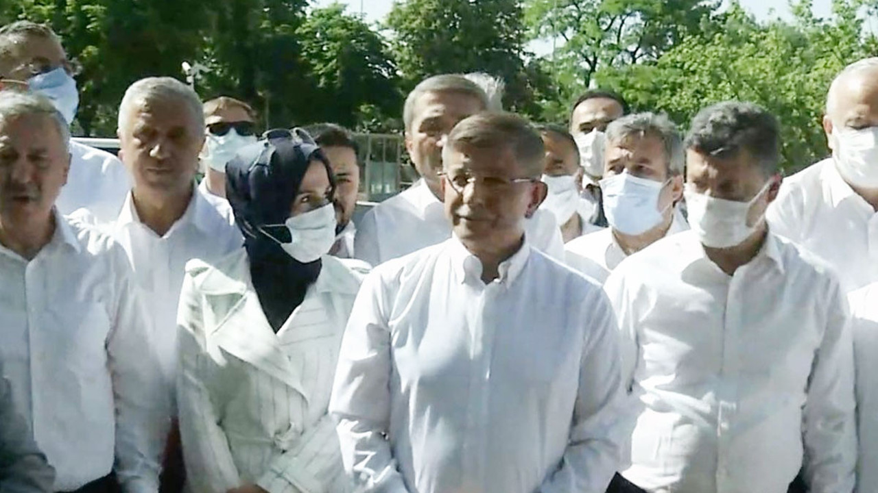 Eski başbakan Ahmet Davutoğlu'nun Meclis önündeki açıklamasına polis engeli