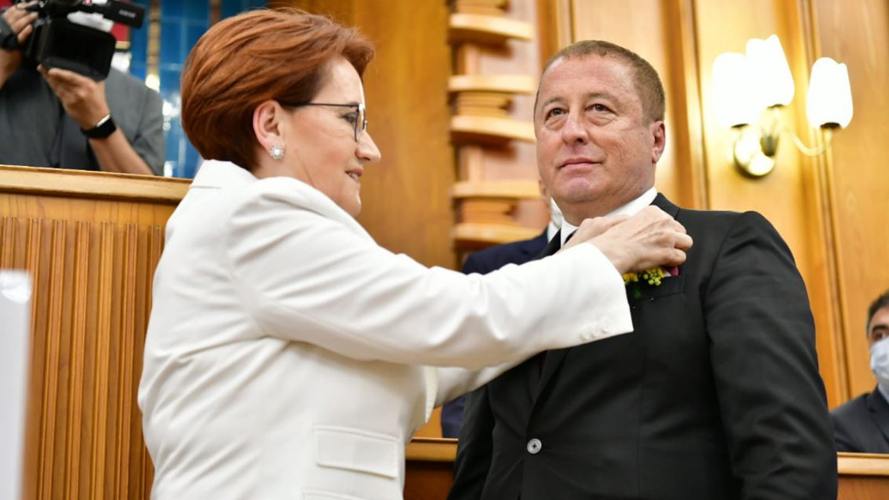Hakan Şeref Olgun İYİ Parti'ye katıldı. Rozetini Meral Akşener taktı