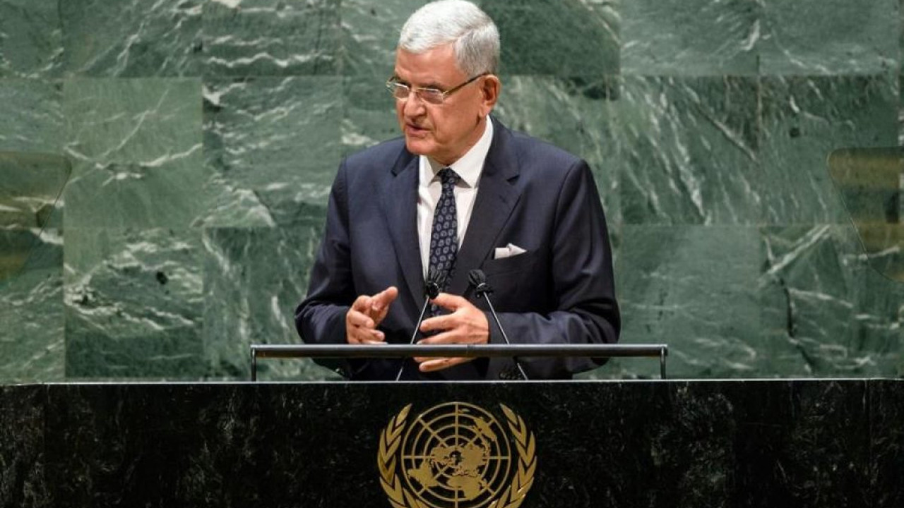 Volkan Bozkır, Arakanlı Müslümanları ziyaret etti