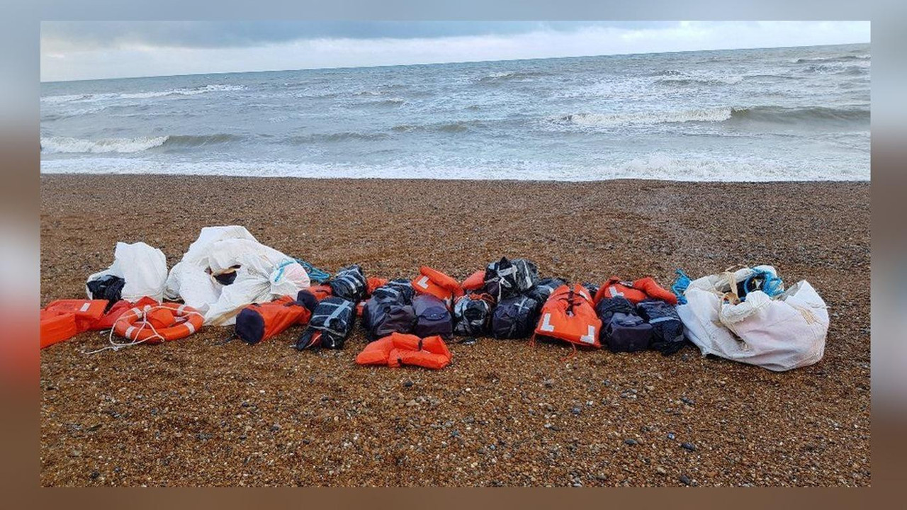 957 milyon lira değerinde. Can yeleklerine bağlanmış halde kıyıya vurdu