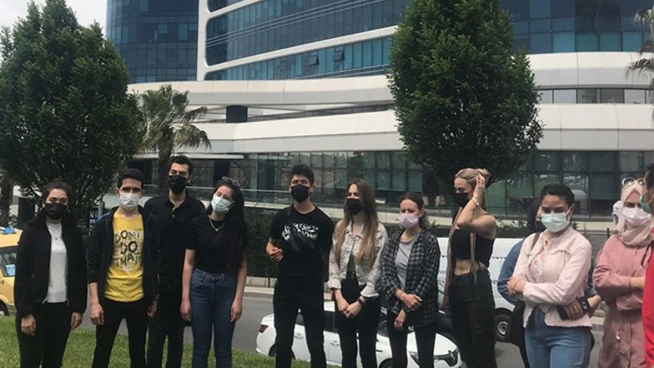 İstinye Üniversitesi'nin öğrencileri yapılan zamma isyan etti