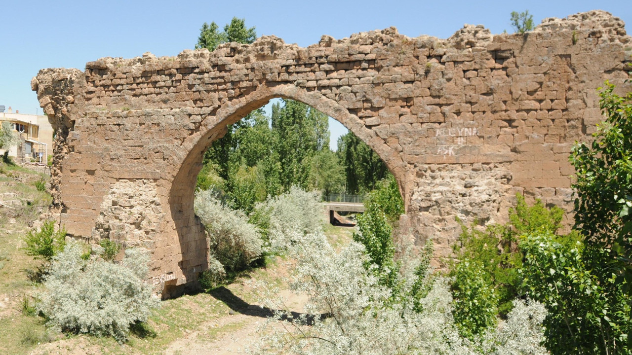 Roma köprüsü yok olma tehlikesi yaşıyor