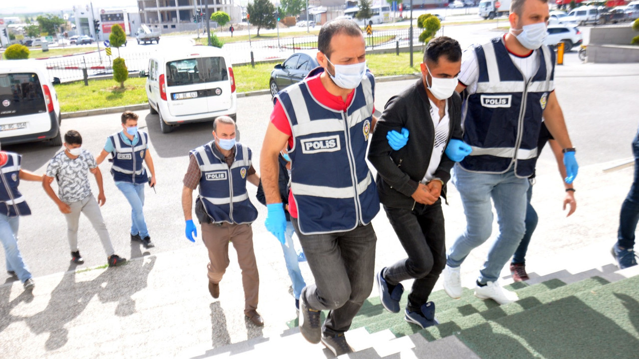 Sahte polisi gerçek polisler yakaladı