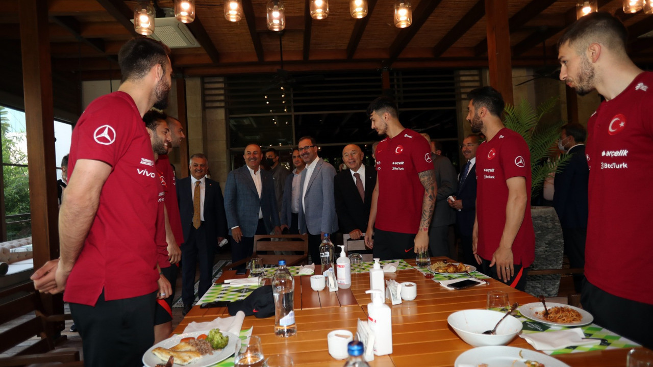 Bakanlardan A Milli Futbol Takımı'na ziyaret