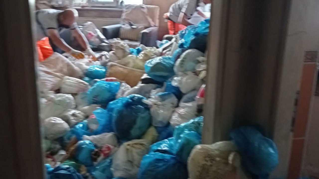 Yaşlı kadının evinden 3 kamyon çöp çıktı