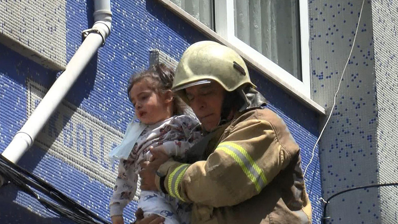 Yangında mahsur kalan 12 kişi kurtarıldı