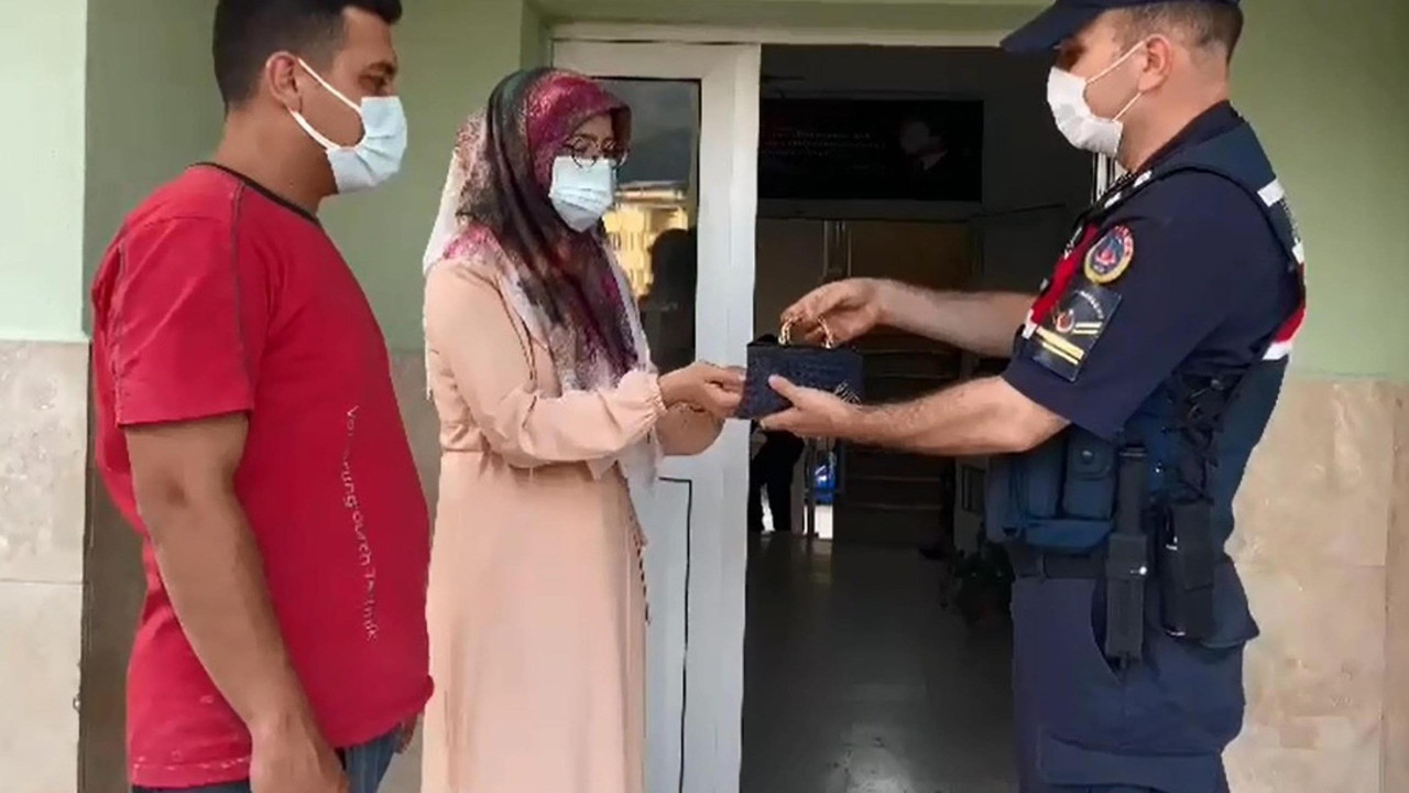 Dolandırıldığını, jandarma düğün takılarını getirince anladı