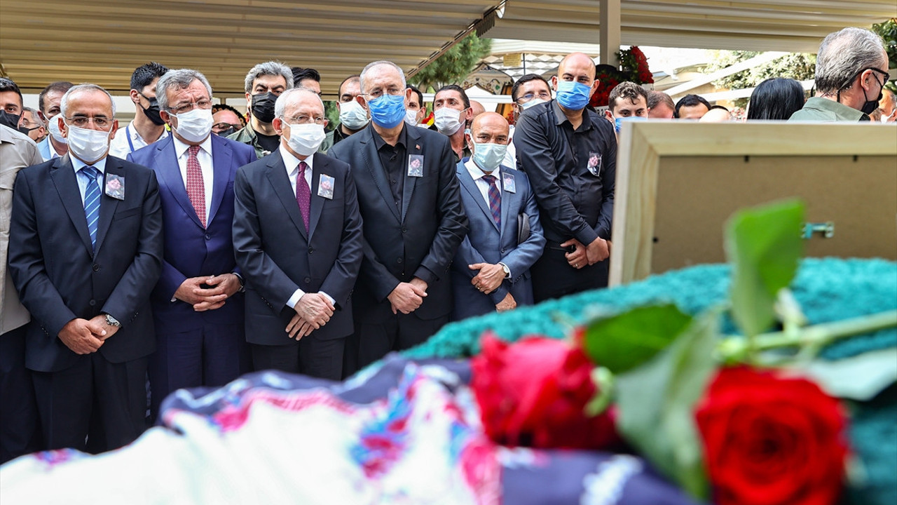 CHP'li Atila Sertel'in eşi son yolculuğuna uğurlandı