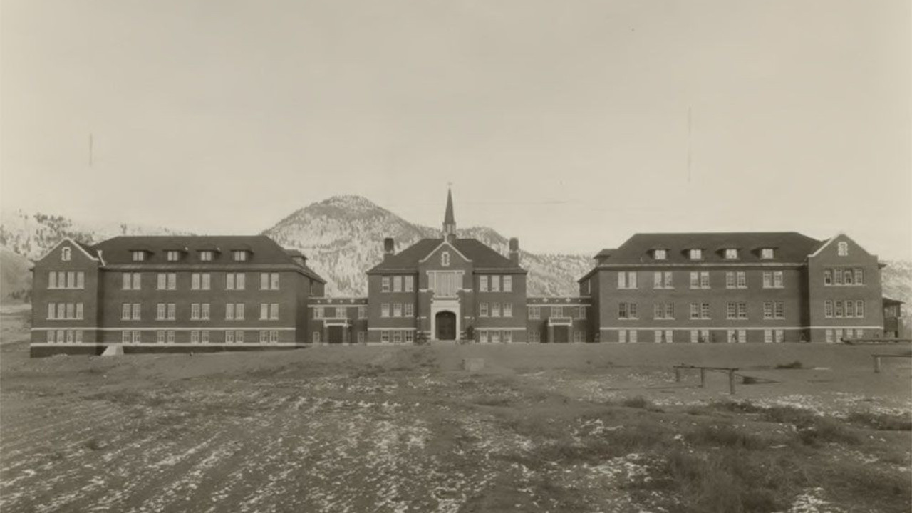 Kanada’da okul bahçesinden 215 Kızılderili çocuğun cesedi çıktı