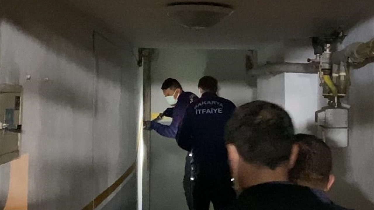 Polisi görünce kendilerini büfeye kilitlediler